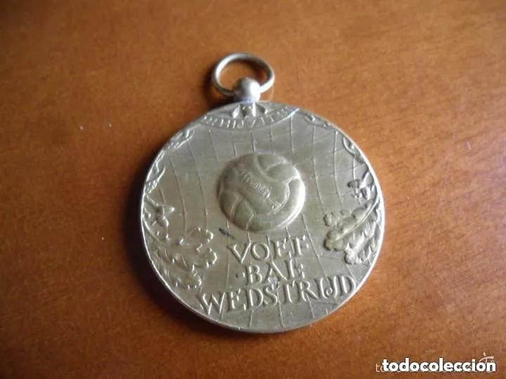 Collectionnisme sportif: MEDALLA DE F&Uacute;TBOL ESCOLAR A&Ntilde;O 1956 1er PREMIO CAMPE&Oacute;N