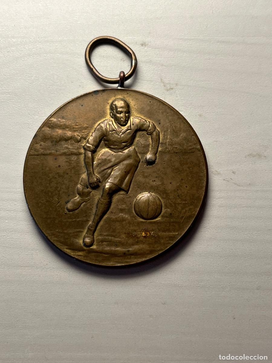 Sports collectibles: MEDALLA EN BRONCE DE F&Uacute;TBOL FECHADA 1947
