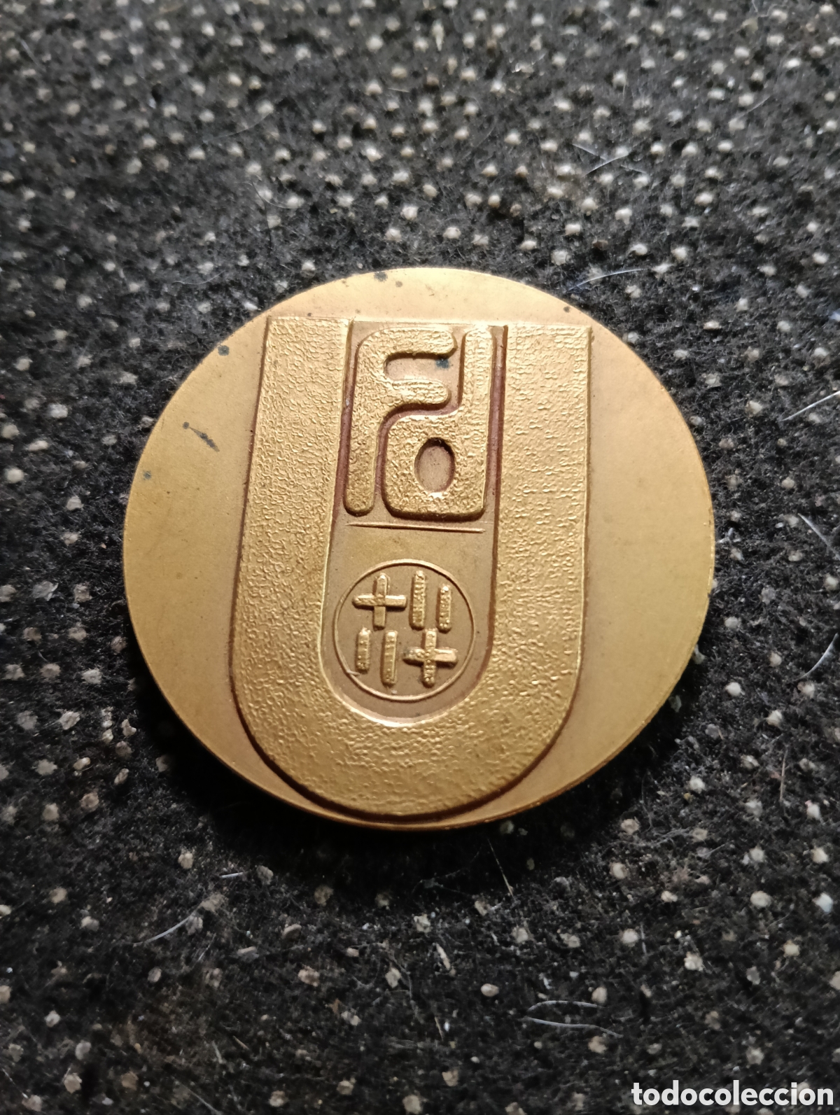 Coleccionismo deportivo: Campeonatos universitarios de Espa&ntilde;a distrito Barcelona 1975 mide 4,5 cm de di&aacute;metro
