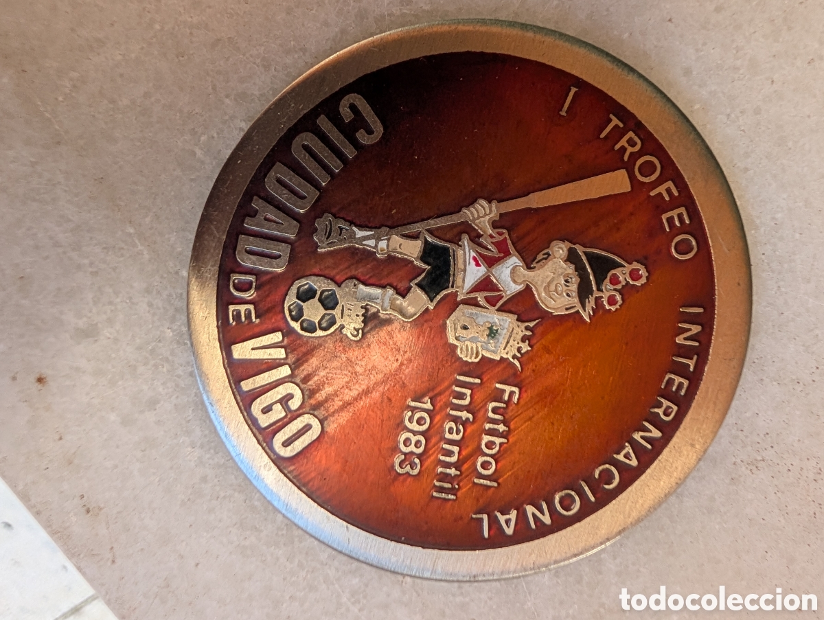 Coleccionismo deportivo: Medalla o insignia conmemorativa circular perteneciente al &rdquo;I Trofeo Internacional de F&uacute;tbol Infanti