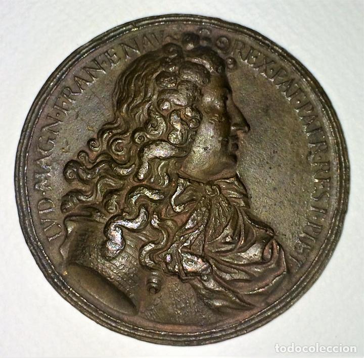 MEDALLA CONMEMORATIVA DE LUIS XIV. COBRE CINCELADO. FRANCIA. PRINCIPIO SIGLO XVIII (Numismática - Medallería - Histórica)