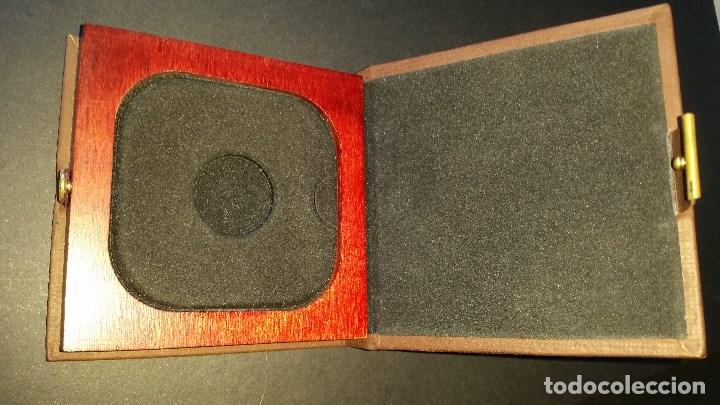 M&eacute;dailles historiques: MONEDA- ESTUCHE VACIO DE MADERA Y CUERO PARA MONEDA DE DIAMETRO 24mm. ( L087 )