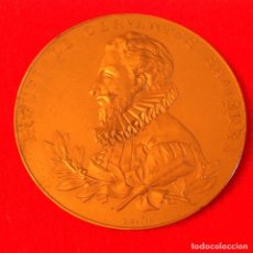 Medallas históricas: MEDALLA DEL III CENTENARIO DE LA PUBLICACIÓN DEL QUIJOTE, FIRMADA POR B. MAURA, 1905, 6 CM DIÁMETRO.. Lote 210323228