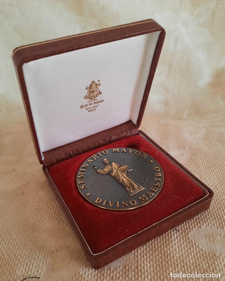 Historische Medaillen: MEDALLA BRONCE BICENTENARIO SEMINARIO MAYOR DIVINO MAESTRO 1804 - 2004 OURENSE.