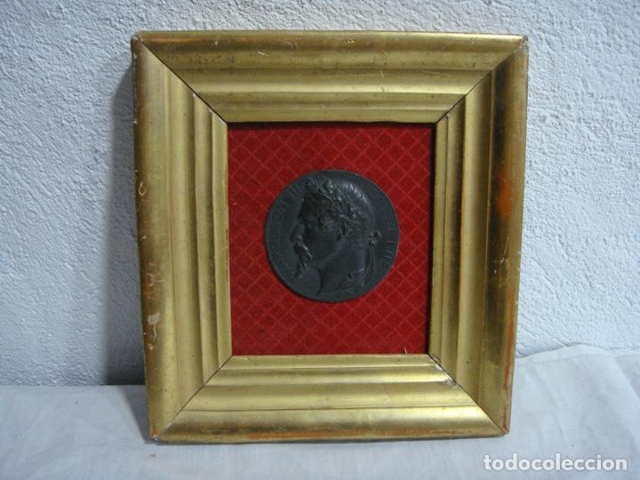 Medallas históricas: Medallón antiguo de Napoleón III. (6,5 cm). Marco de madera, estuco y pan de oro. - Foto 1 - 296720053