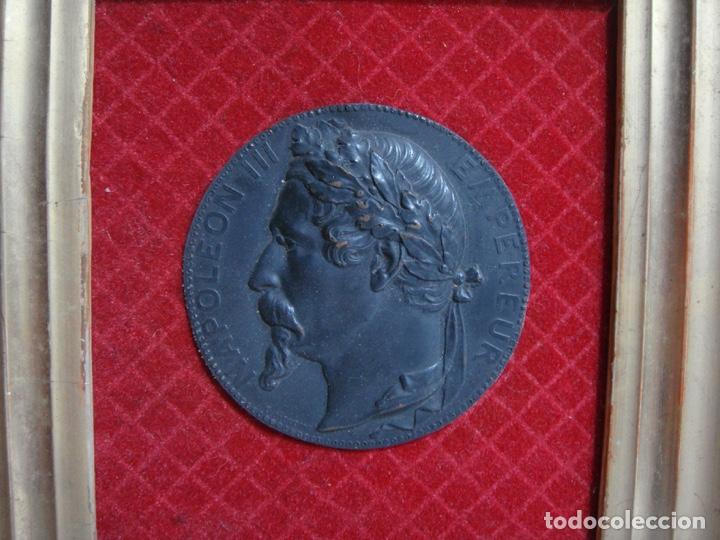 Medallas históricas: Medallón antiguo de Napoleón III. (6,5 cm). Marco de madera, estuco y pan de oro. - Foto 2 - 296720053
