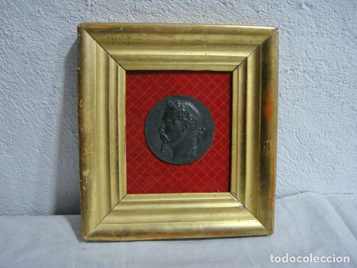 Medallas históricas: Medallón antiguo de Napoleón III. (6,5 cm). Marco de madera, estuco y pan de oro. - Foto 4 - 296720053