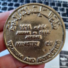 Medallas históricas: MEDALLA CONMEMORATIVA DEL MINISTERIO DE ANTIGÜEDADES DE JORDANIA, 1989. BRONCE. Lote 313149978