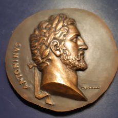 Medallas históricas: ANTIGUA MEDALLA DE BRONCE DE CON EL BUSTO DE ANTONINVS MOTIVOS DE LA CIUDAD ROMANA DE NIMES. Lote 326619358