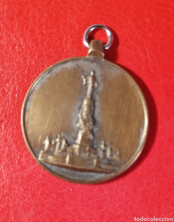 M&eacute;dailles historiques: MEDALLA PRIMEROS VIERNES NACIONALES. POSGUERRA 1942-43. EL ENVIO ESTA INCLUIDO.