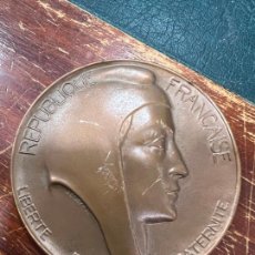 Medallas históricas: MEDALLA DE BRONCE REPUBLICA FRANCESA - LIBERTE EGALITE FRATERNITE - HOMMAGE DE LA VILLE DE SAUJON -. Lote 341262583