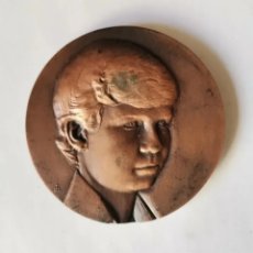 Medallas históricas: MEDALLA CONMEMORATIVA FELIPE DE BORBON PRÍNCIPE DE ASTURIAS 1 NOV 1977 283 GR. 80 MM FNMT. Lote 350129939