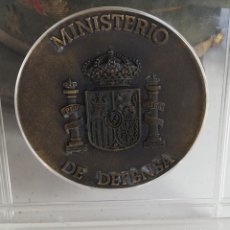 Medallas históricas: DÍA FUERZAS ARMADAS 1988 MEDALLA CON PEANA. Lote 362284240
