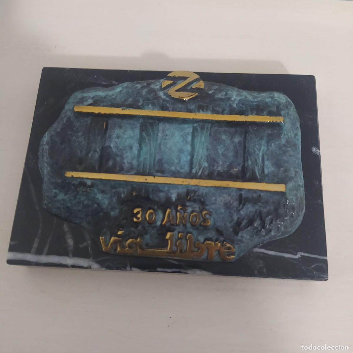Medallas hist&oacute;ricas: Antigua placa de bronce &rdquo;V&iacute;a libre, Renfe&rdquo; - Foto 1