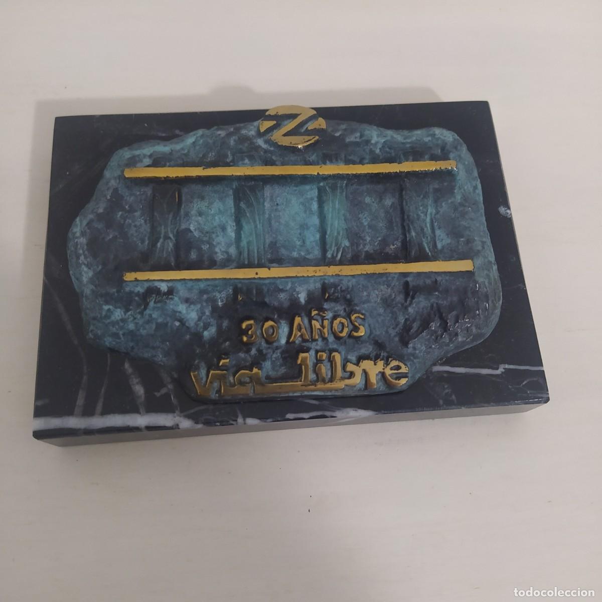 Medallas hist&oacute;ricas: Antigua placa de bronce &rdquo;V&iacute;a libre, Renfe&rdquo; - Foto 2