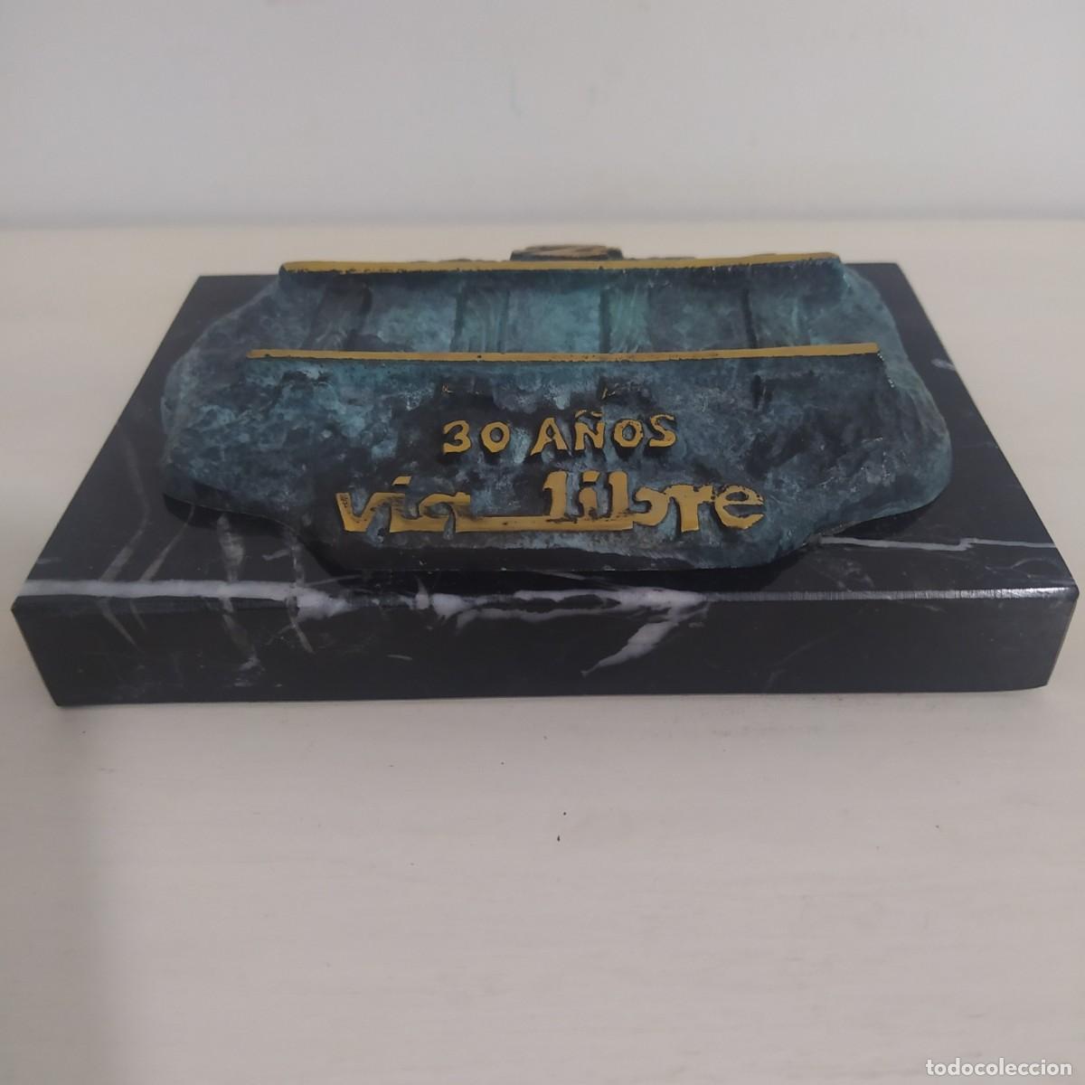 Medallas hist&oacute;ricas: Antigua placa de bronce &rdquo;V&iacute;a libre, Renfe&rdquo; - Foto 3