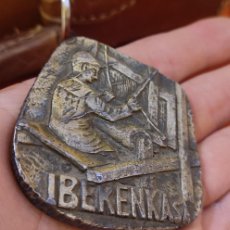 Medallas históricas: IBERENKA S. A. TERLERKA, ENKALON. RECUERDO DE EMPRESA, PISAPAPELES. Lote 401054944