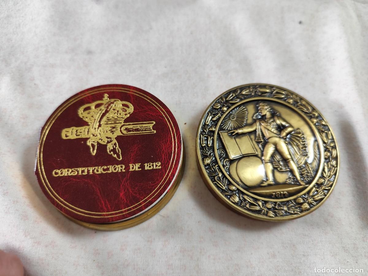 Medallas hist&oacute;ricas: MEDALLON POLVERA CONSTITUCION 1812, 175 ANIVERSARIO/ SUX 103 D2 / CONTIENE EJEMPLAR CONSTITUCION