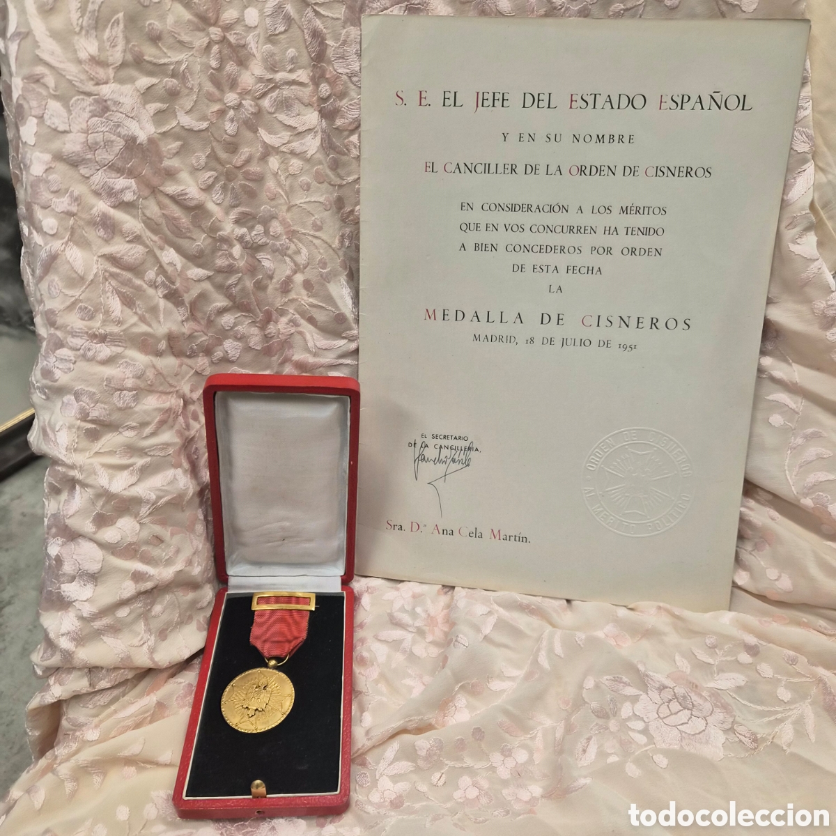 Medallas hist&oacute;ricas: Medalla de Cisneros original (1951) con estuche y diploma nominativo &Eacute;poca franquista