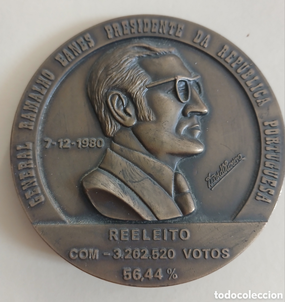 M&eacute;dailles historiques: Medalla Bronce Numerada 246 Antonio Ramalho Eanes 1980 - Escultor David Oliveira - 10cm / 368g