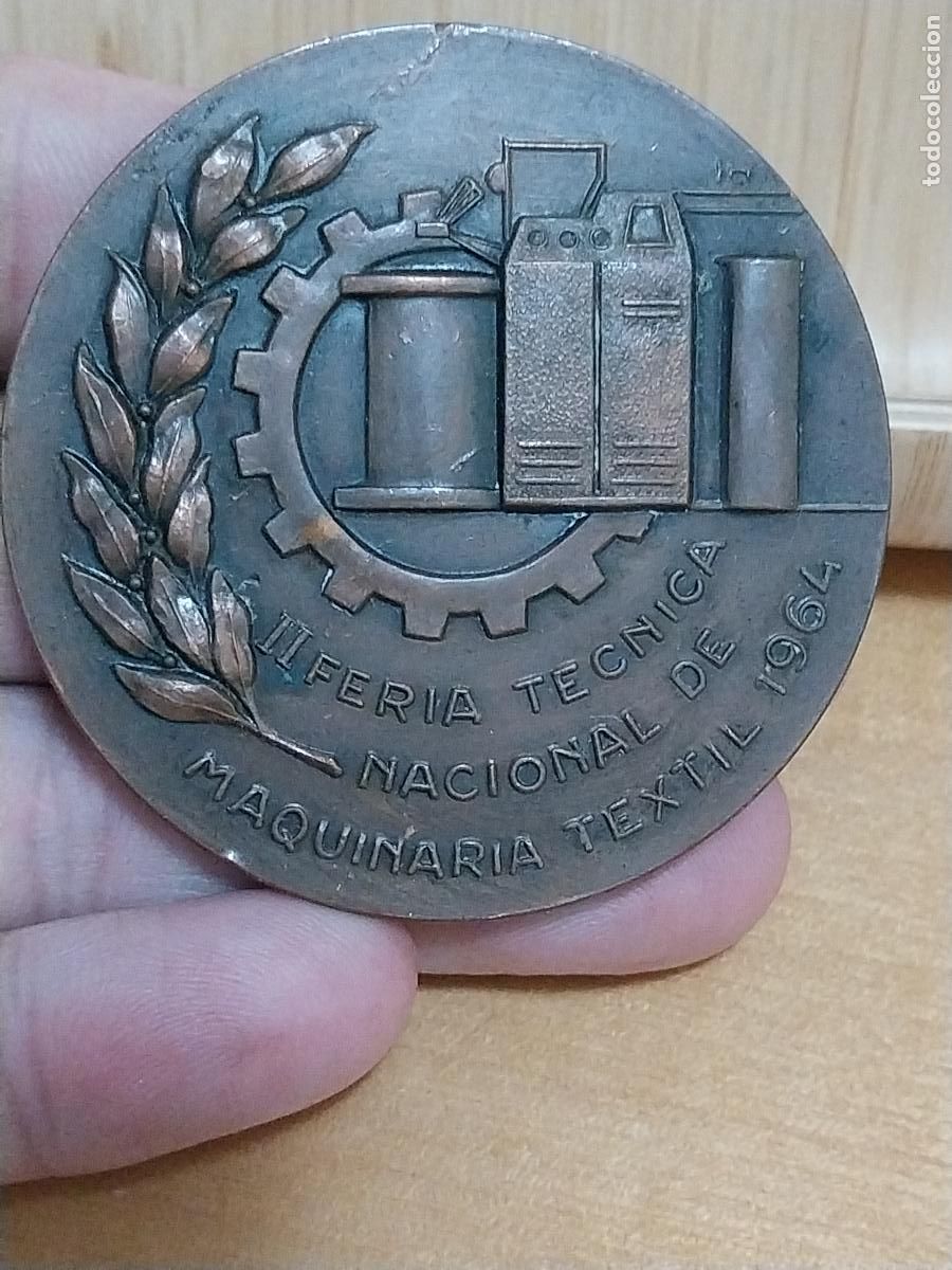 Medallas hist&oacute;ricas: 1964 III FERIA TECNICA MAQUINARIA TEXTIL MEDALLA MANO ORIGINAL 6CMS METAL TONO COBRE