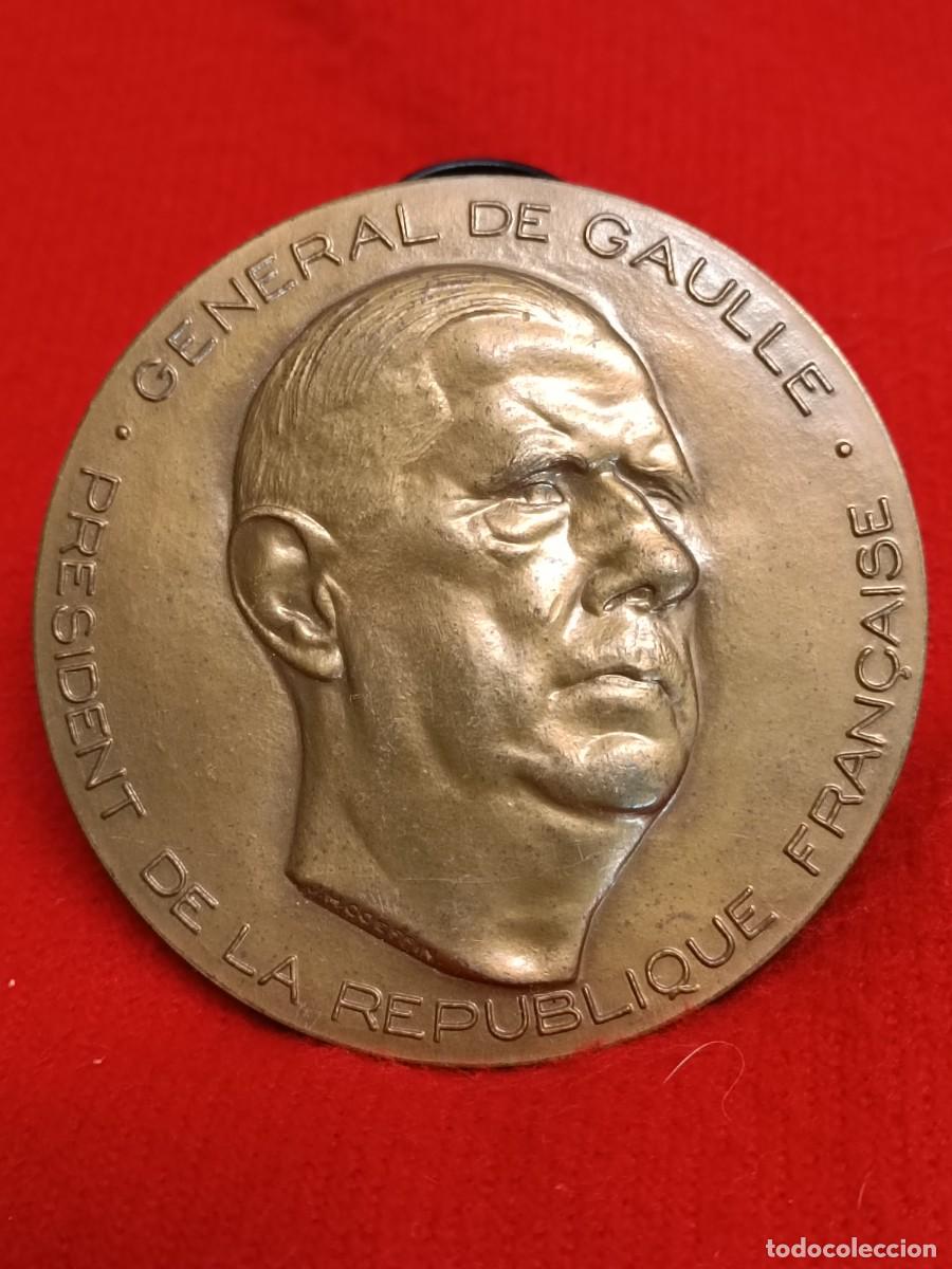 Medallas hist&oacute;ricas: Medalla de bronce de Francia, Gral. De Gaulle, en canto: 1983, 8 cm de di&aacute;metro, buen ejemplar.