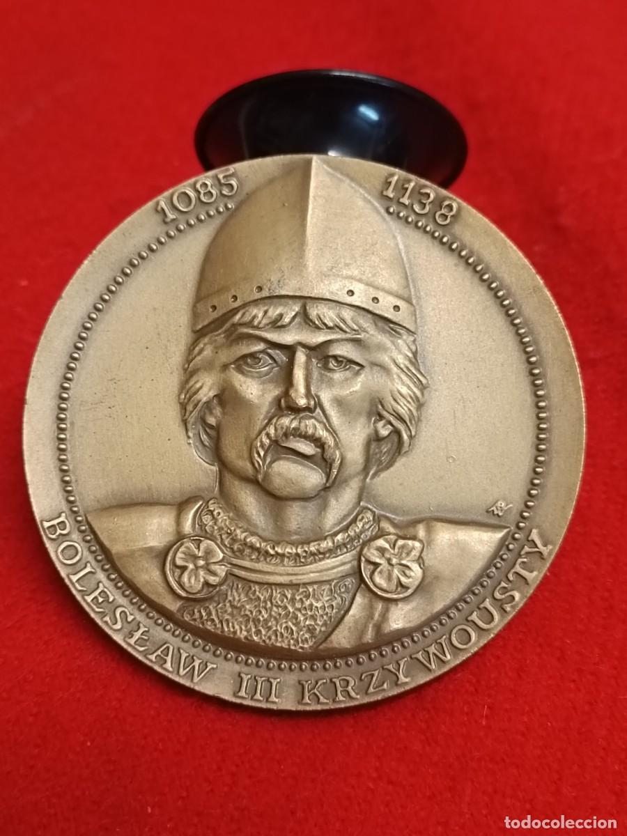 Medallas hist&oacute;ricas: Medalla de bronce de Polonia, a Boleslao III, boca torcida. 7 cm. diam. Firmada con anagrama. 1988.