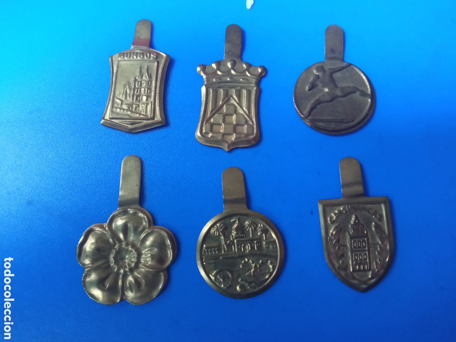Medallas hist&oacute;ricas: 6 antiguas insignias de Auxilio Social, posguerra civil Espa&ntilde;ola