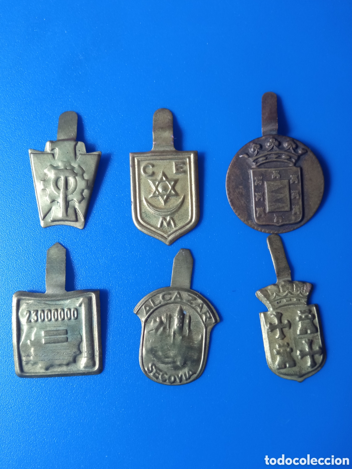 Medallas hist&oacute;ricas: 6 antiguas insignias de Auxilio Social, posguerra civil Espa&ntilde;ola