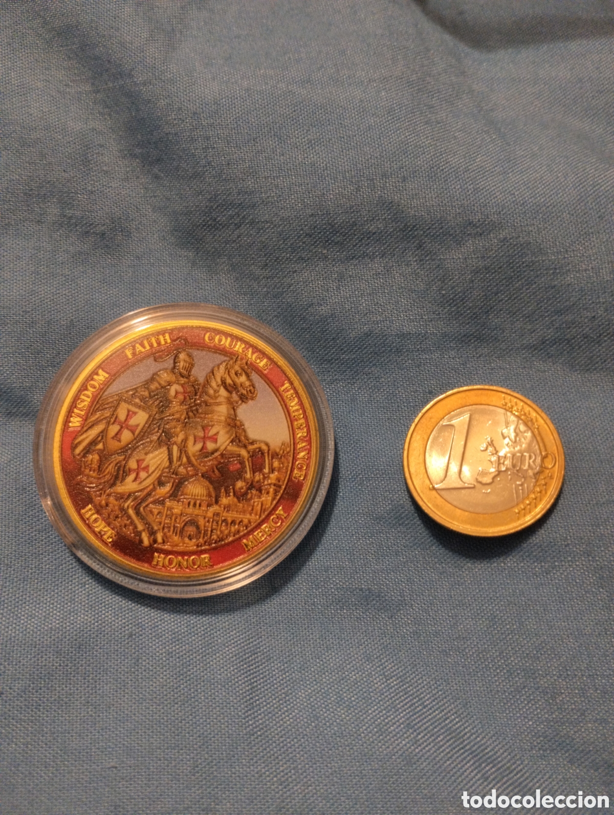 Medallas hist&oacute;ricas: Medalla encapsulada de los caballeros templarios dorada y en color