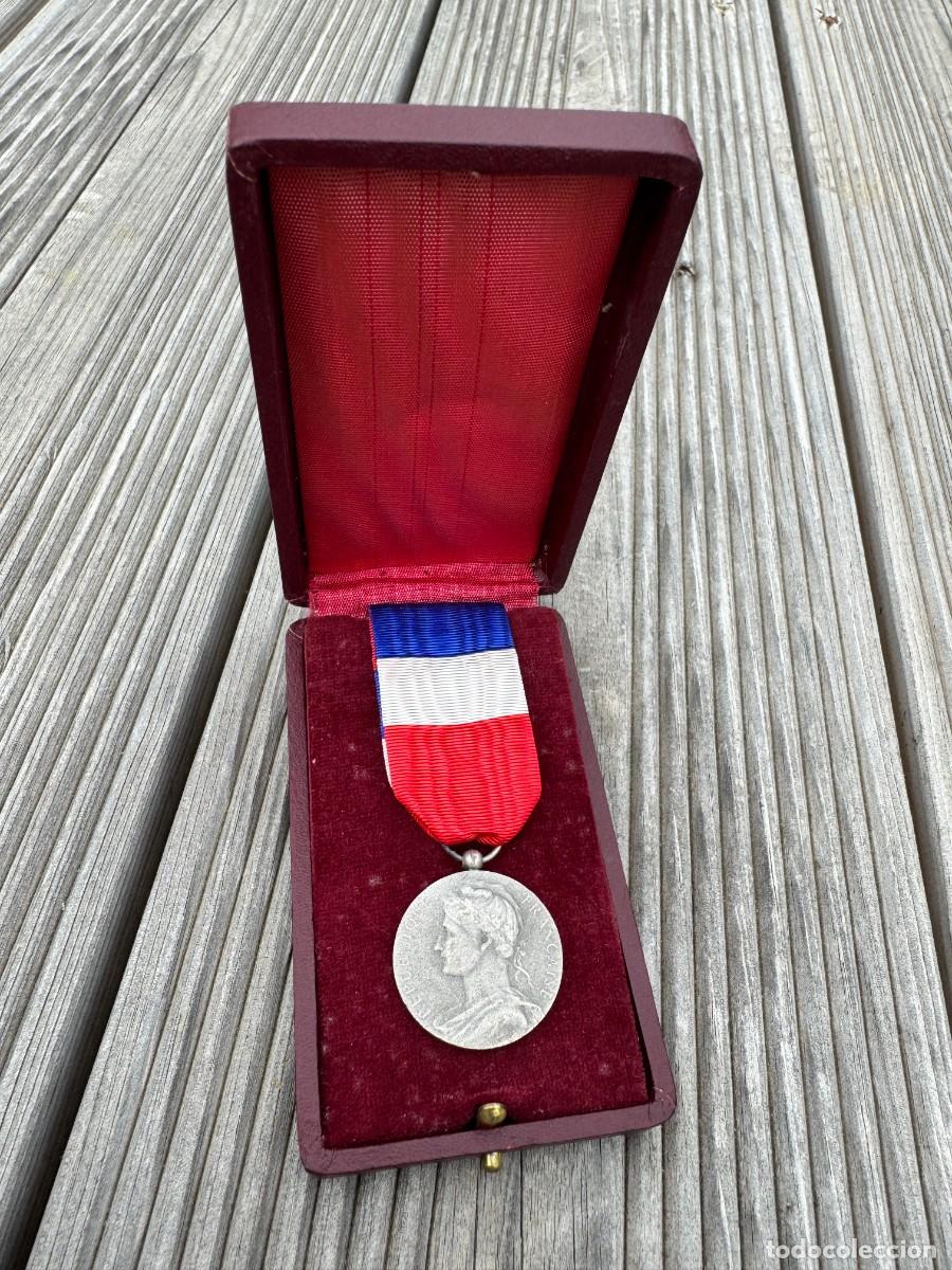 Medallas hist&oacute;ricas: Medalla francesa &rdquo;M&eacute;daille d'Honneur du Travail&rdquo; de 1957 con estuche original | Condecoraci&oacute;n del Mi