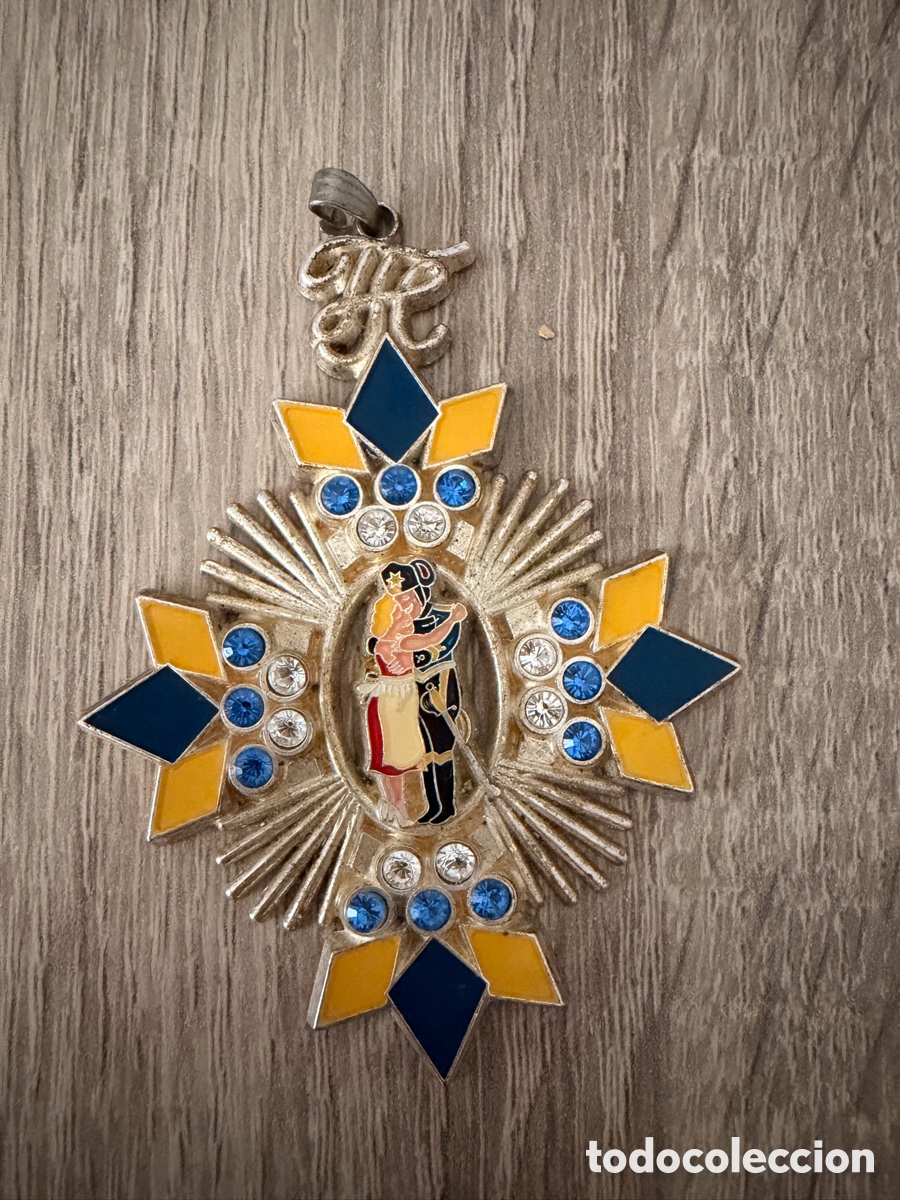 Medallas hist&oacute;ricas: Antigua medalla insignia ceremonial con pareja folcl&oacute;rica y monograma K