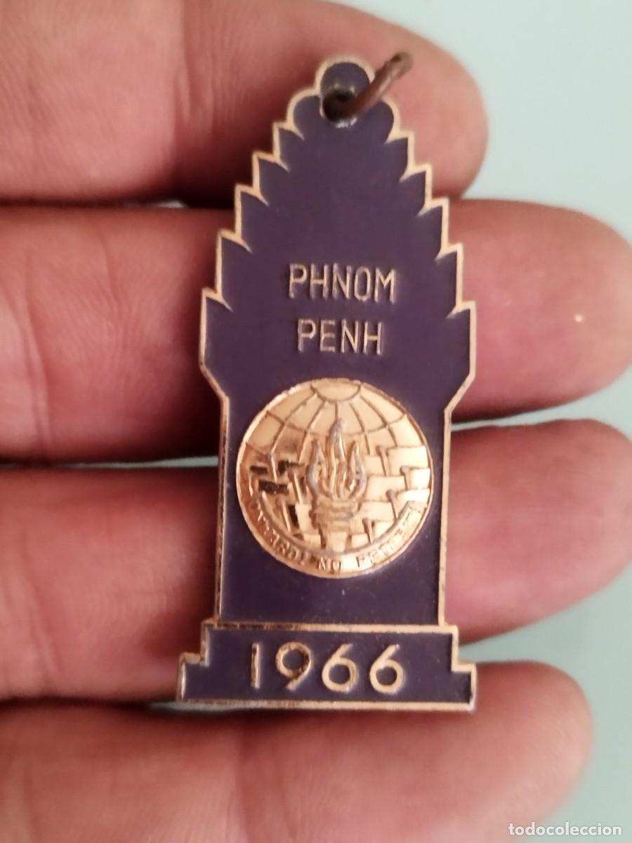 Medallas hist&oacute;ricas: Llavero conmemorativa de Phnom Penh de 1966. visita del presidente franc&eacute;s Charles de Gaulle.