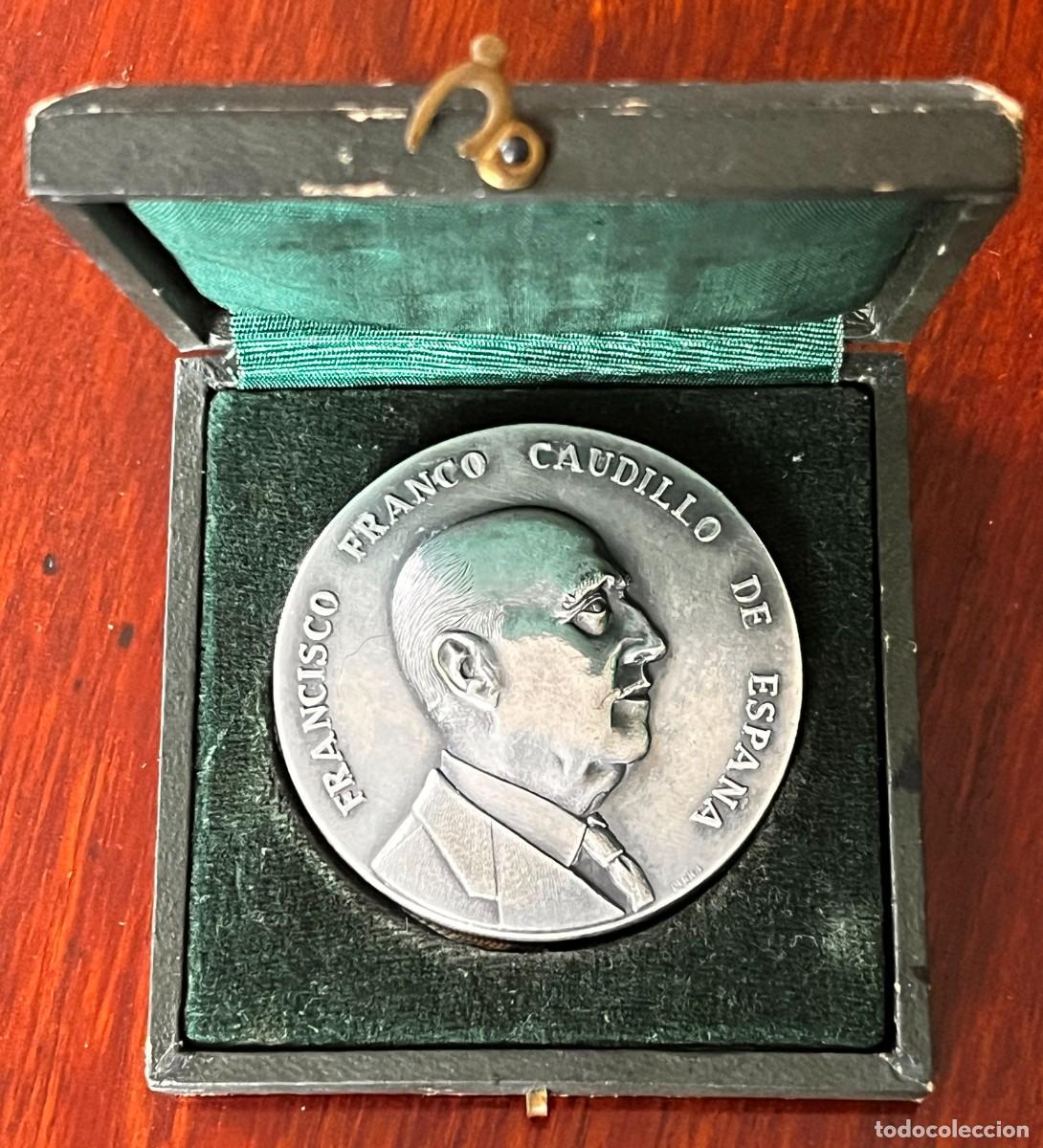 Medallas hist&oacute;ricas: Medalla de plata de Francisco Franco, Recuerdo visita a Martorell 1966, mide 5 cms de diamnetro y pe