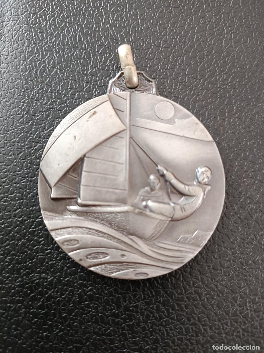 Medallas hist&oacute;ricas: Medalla plateada bodas oro Iglesia Barcelona