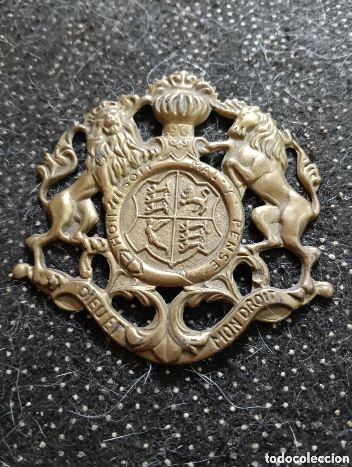 Medallas hist&oacute;ricas: Escudo de 7 x 7 cm. Con un escudo de Armas Real del Reino Unido, con un le&oacute;n y un unicornio con las