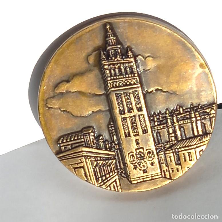 Medallas hist&oacute;ricas: Medalla de bronce de la Giralda de Sevilla en su estuche original -Iberia-