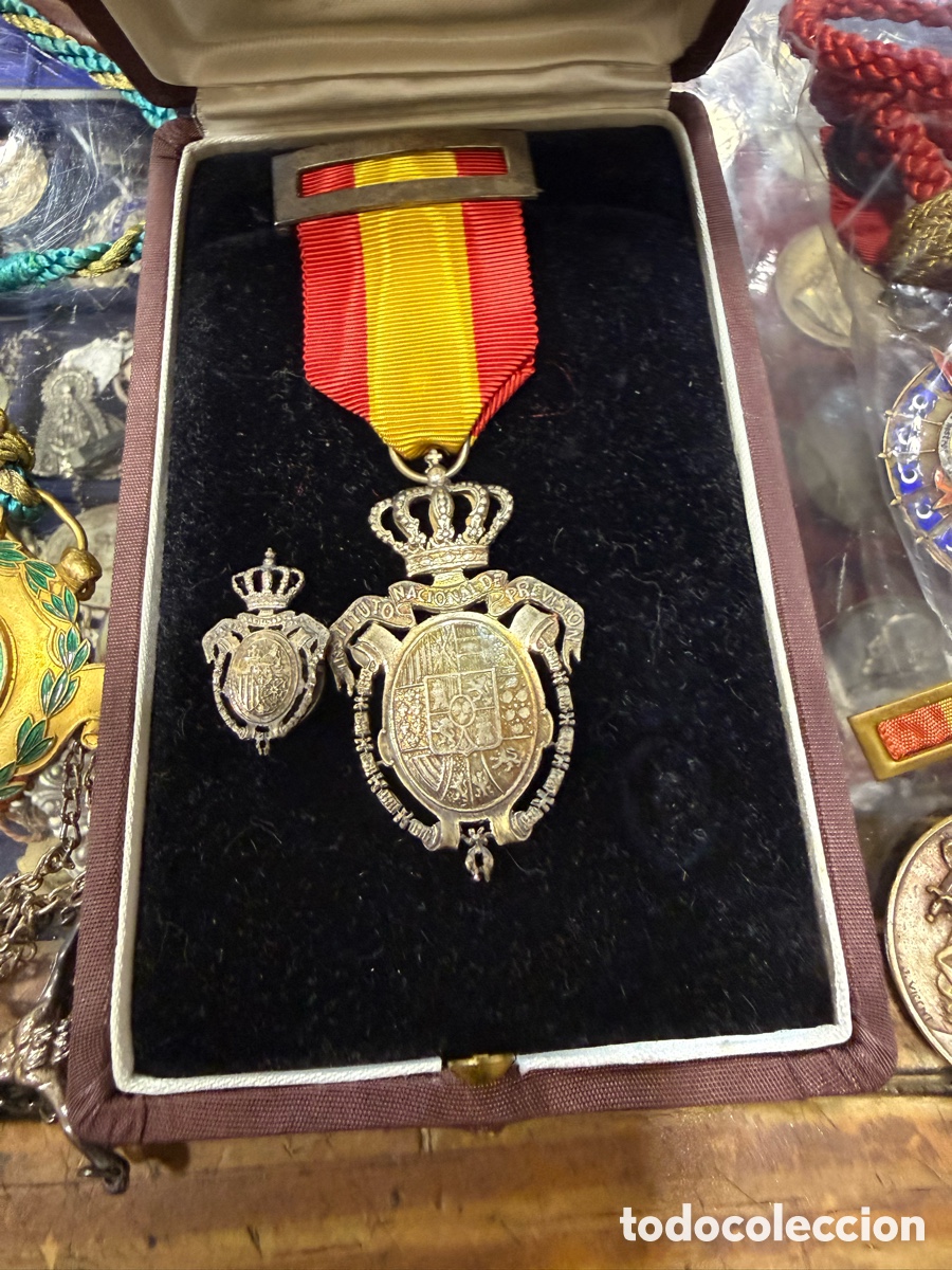 Medallas hist&oacute;ricas: Medalla y pin de plata, instituto nacional de previsi&oacute;n, &eacute;poca franquista