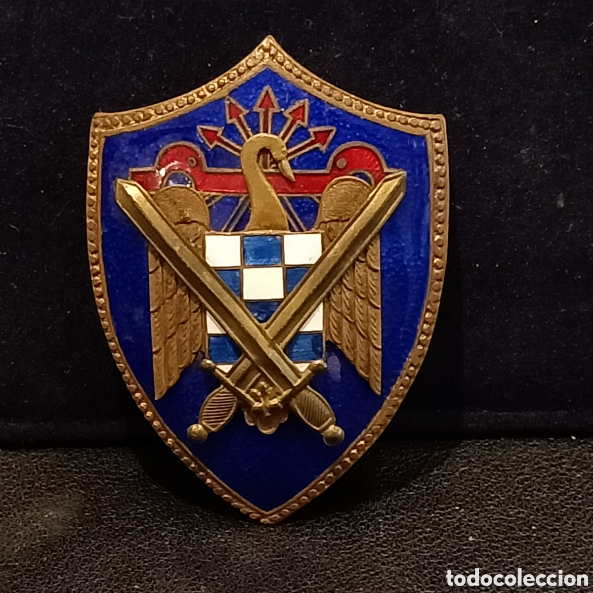 Medallas hist&oacute;ricas: Alfiler de la Falange servicio social fondo azul.