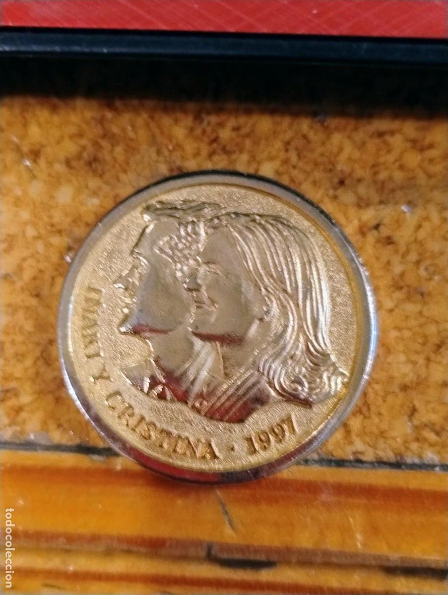 Medallas hist&oacute;ricas: I&ntilde;aki Urdangarin y Cristina de Borb&oacute;n. Medalla enlace Real Barcelona 1997 unos 3 cm di&aacute;metro