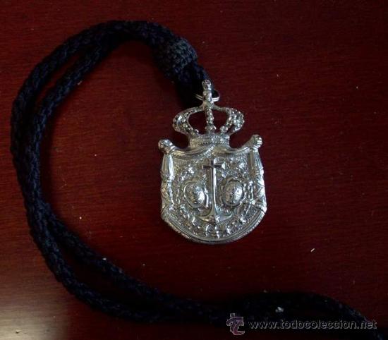 Medalhas tem&aacute;ticas: medalla con cord&oacute;n de gran belleza mide 7cm de altura, realizada en metal plateado hermandad del san