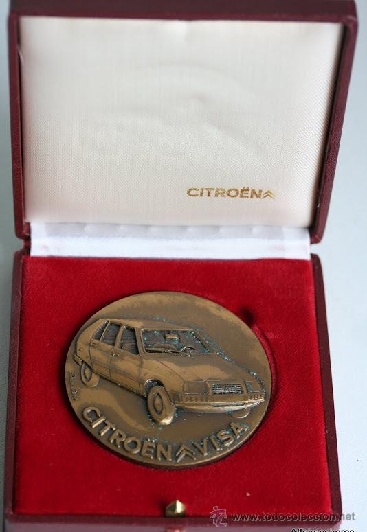 Medallas tem&aacute;ticas: Medalla de bronce numerada del Citroen Visa. 1978. 6 cm. 170 gm. En su estuche original.