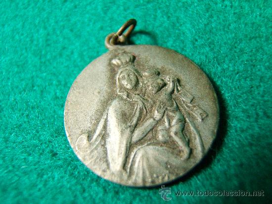 Thematic medals: MEDALLA DE LA VIRGEN CON EL NI&Ntilde;O JESUS - METALICA - 2X2 CM APROX. - DECADA 1950 ?