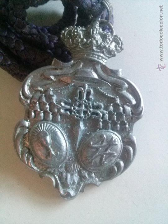 Medaglie tematiche: MEDALLA CON CORDON DE LA SEMANA SANTA DE HUELVA HERMANDAD DE LAS TRES CAIDAS