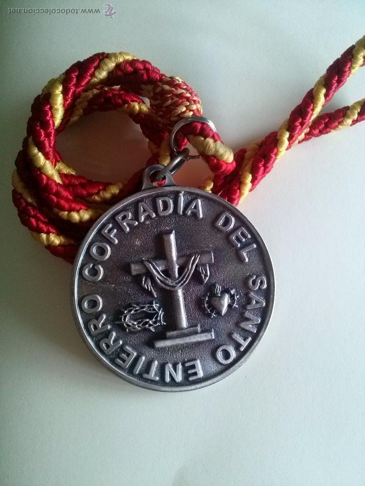 Thematic medals: MEDALLA CON CORDON DE LA COFRADIA DEL SANTO ENTIERRO C&Aacute;CERES