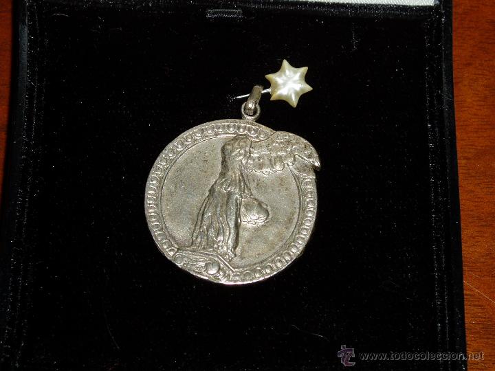 Medallas tem&aacute;ticas: La Victoria de Samotracia en plata