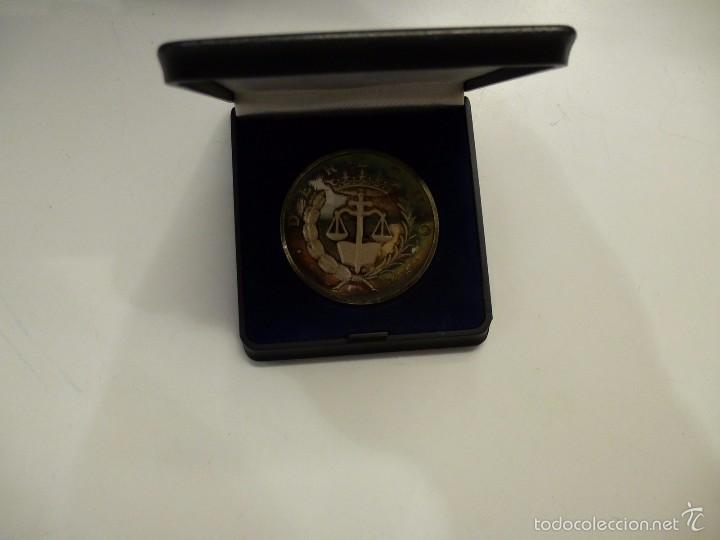 Medallas tem&aacute;ticas: Medalla de Derecho profesional en Plata