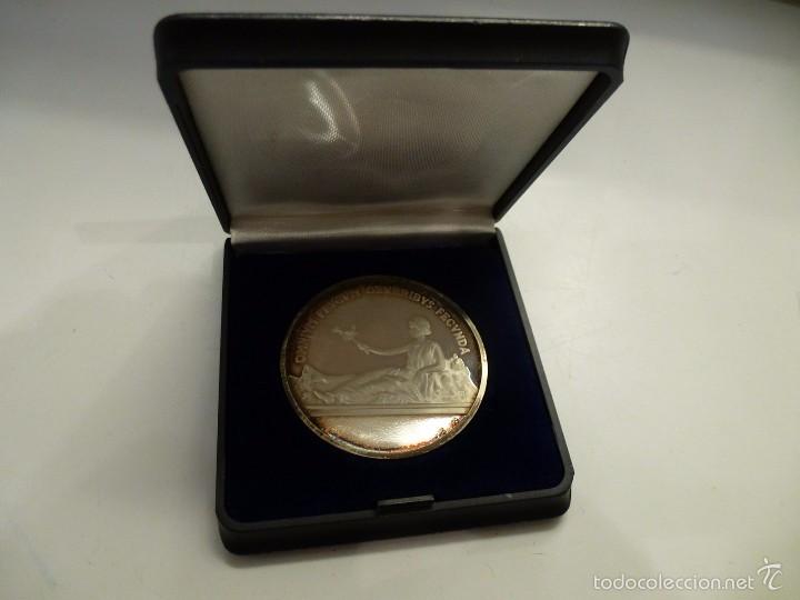 Medallas tem&aacute;ticas: Medalla de Derecho profesional en Plata - Foto 2