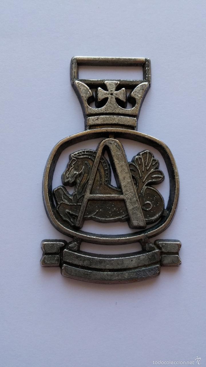 Medallas tem&aacute;ticas: Medalla con A, caballo ,corona con cruz de 4,2 x 2,6 cms.