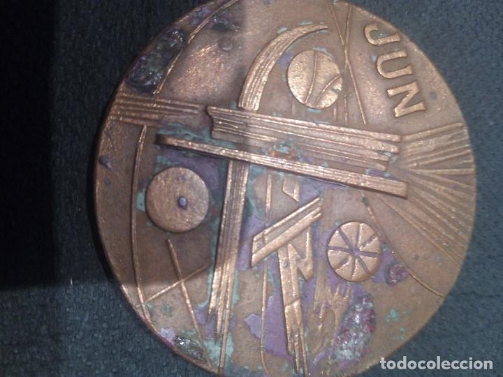 Medallas tem&aacute;ticas: Medalla con las letras Jun de cobre - Foto 2